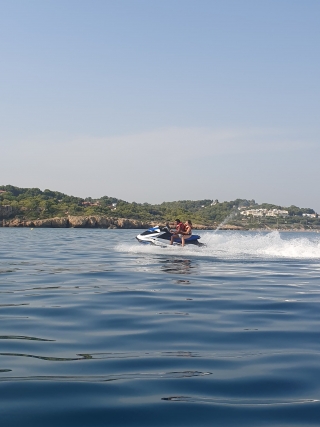 res_o-65360-motos-de-agua_de_ada-valls-alvarez_352b31eb-9b10-4cbc-91ba-ce26b937753f_17552853544176.jpeg