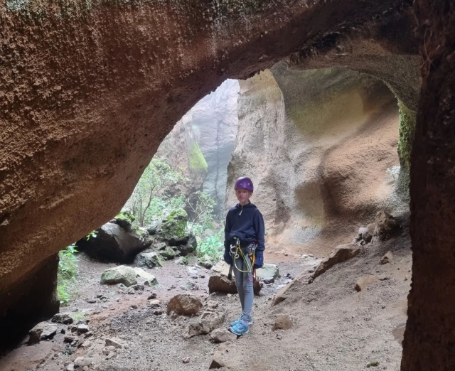  Enfant pendant l'expérience du canyoning 