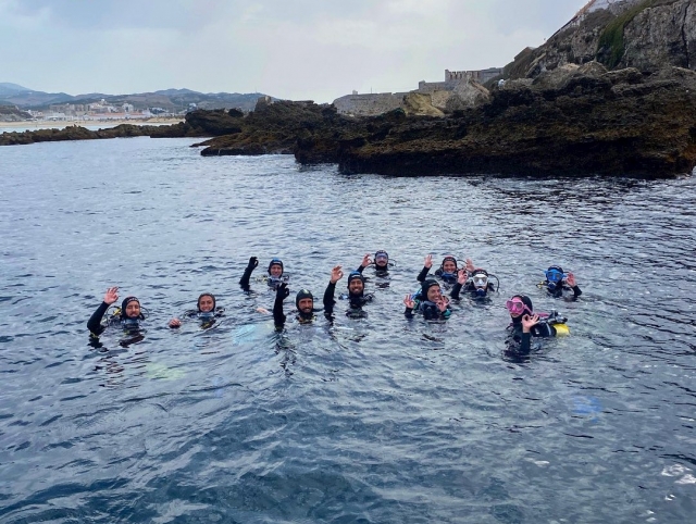  Everyone in the water 