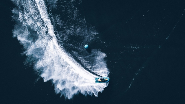 乘坐摩托艇在阿利坎特海航行 