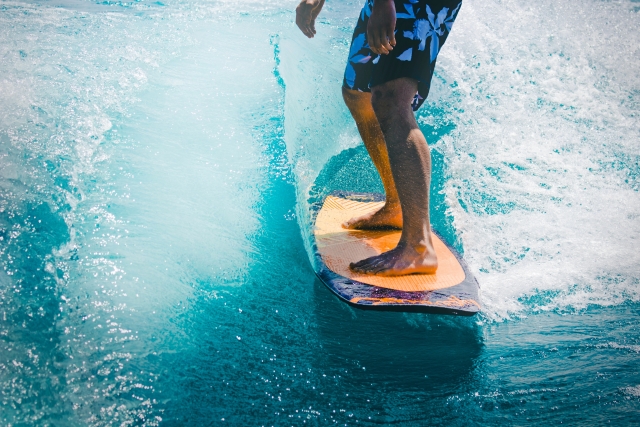 Diversión y aprendizaje sobre la tabla de surf