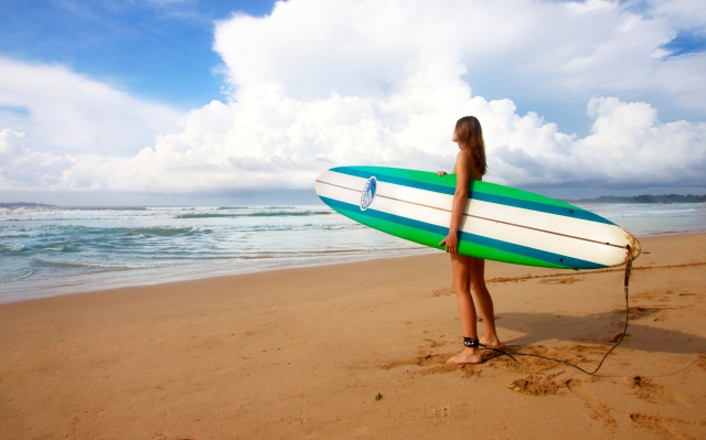 Tabla de surf entre las manos