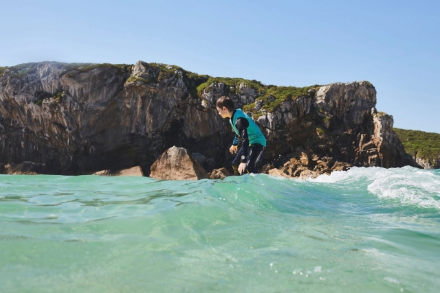  Maintaining balance on the surfboard 
