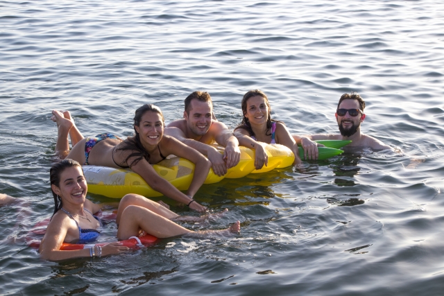 En el agua con amigos