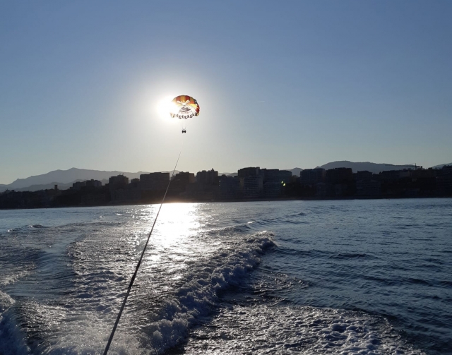  Dreaming the sky and the sea with parasailing 