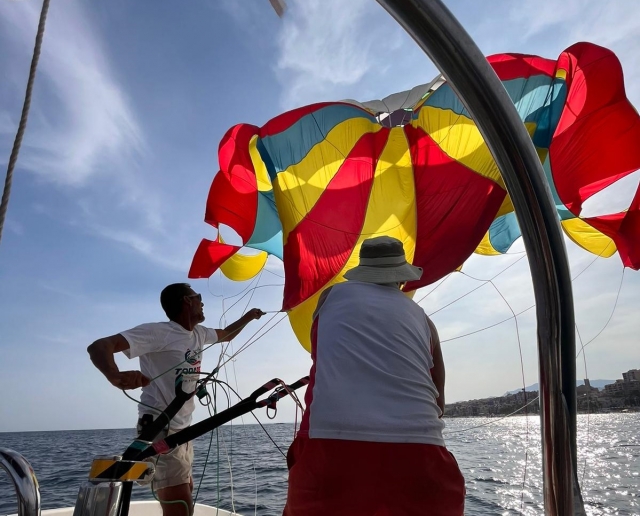  Preparing parasailing for the experience