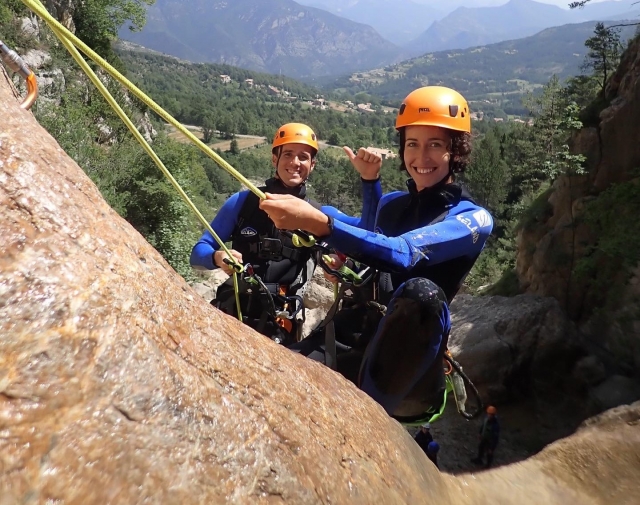  Equipé du matériel pour le canyoning 