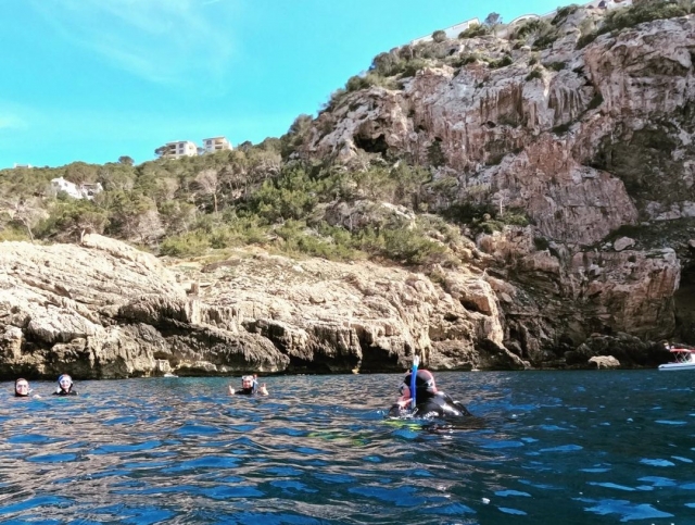 在马略卡岛海岸浮潜 