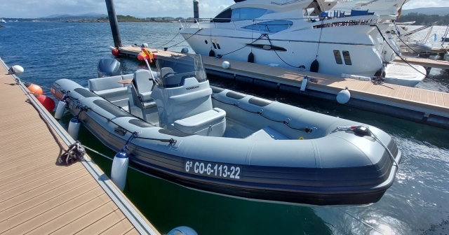 Lancha motora para disfrutar del paseo por las Islas Cíes