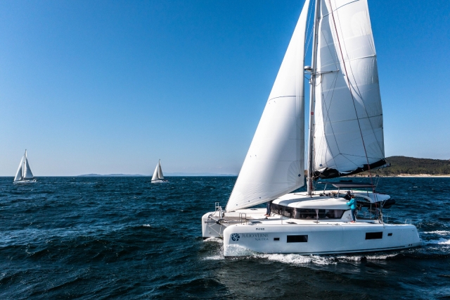 Catamarán surcando el Mar Atlántico
