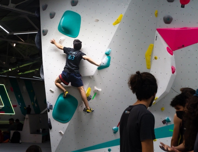 Aprendiendo a escalar en un rocódromo