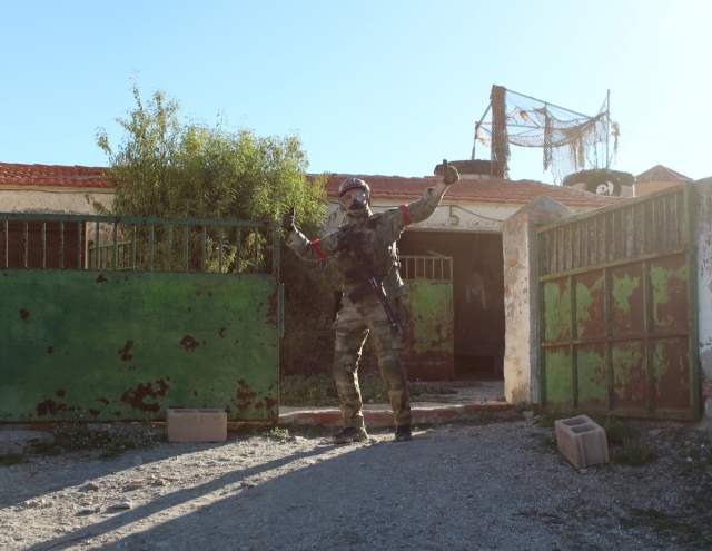 Listo para la aventura de airsoft