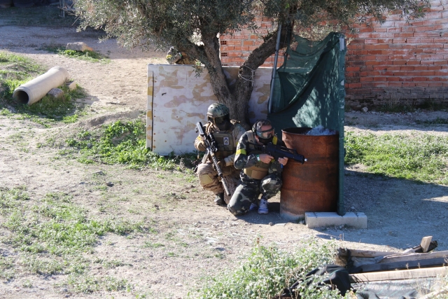 Acechando al adversario durarnte la batalla de airsoft