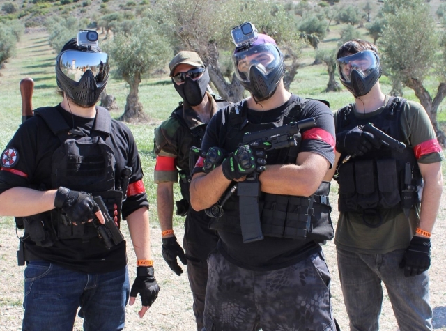 Grupo de amigos antes de la partida de airsoft en Madrid