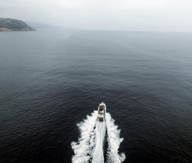 Exploring the coast of Girona by boat 