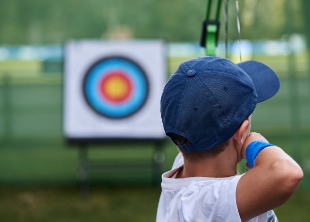  Enfant visant avec l'arc 