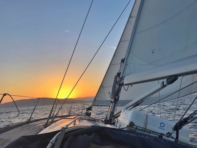 Paseo en barco al atardecer
