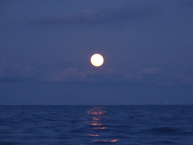 Luna llena en la costa de Barcelona