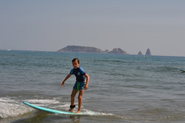 Manteniendo el equilibrio sobre la tabla de surf