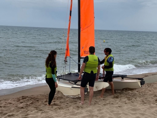 Puesta a punto del catamarán para el curso