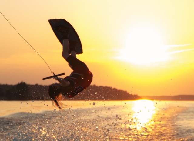Practica wakeboard duranle la puesta de sol