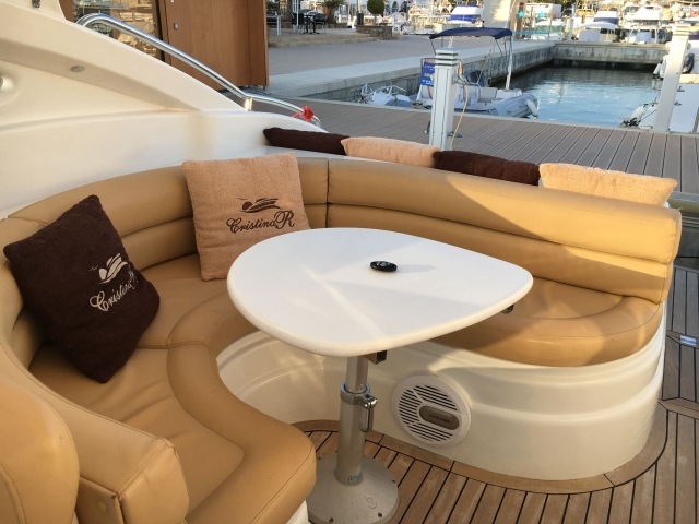  Bevi un drink con gli amici a bordo 