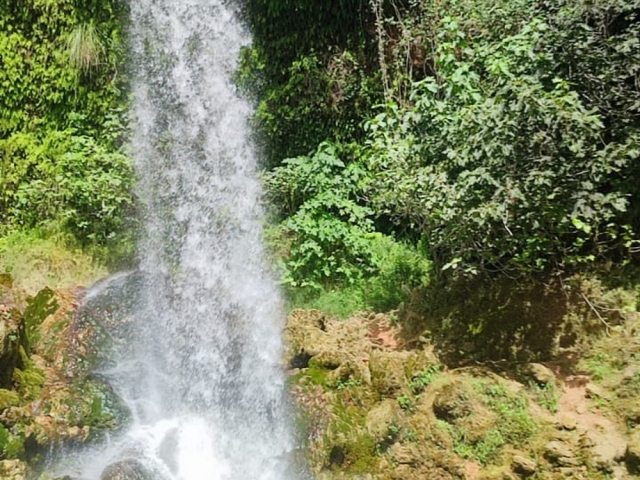  Natürliche Wasserfälle in den Schluchten