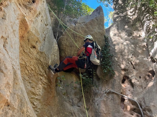  Üben Sie das Abseilen während eines Canyonings 