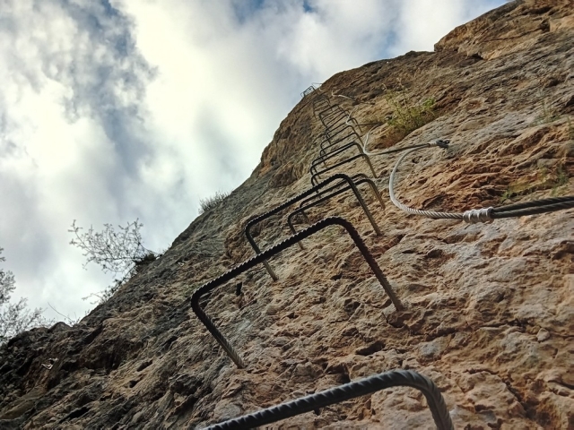  Klammern an den vertikalen Wänden des Klettersteigs 