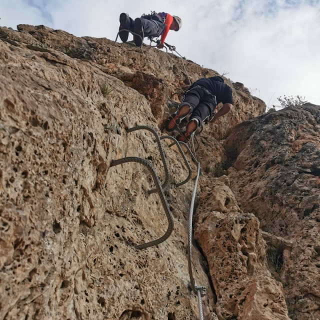  Aufstieg durch die Grundpfeiler eines Klettersteigs 