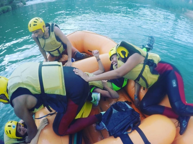 Intenta no caer de la balsa