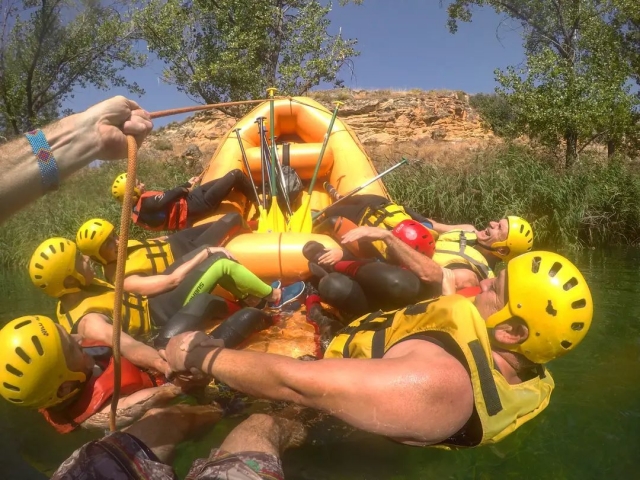 A punto de caer al agua