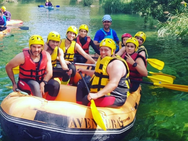 Grupo haciendo rafting