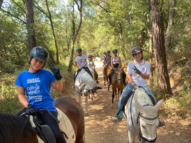  Una passeggiata a cavallo con gli amici a Pla de l`Estany 