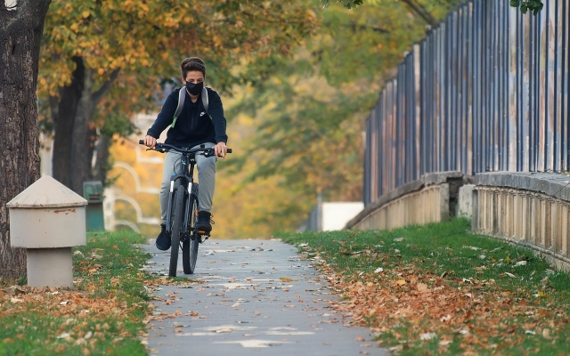 Paseo por la ciudad con bicicleta urbana en Denia