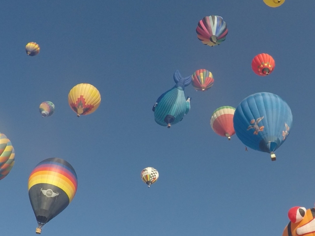 Cielo plagado de globos