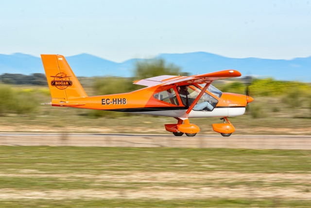 Avioneta despegando del aeródromo de Casarrubios