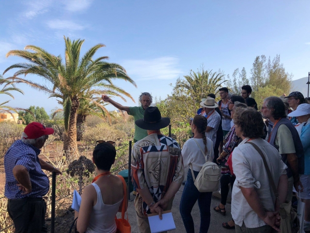  Explanation by expert guides 