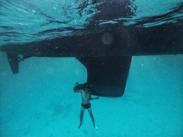  蓝海航行的海底 