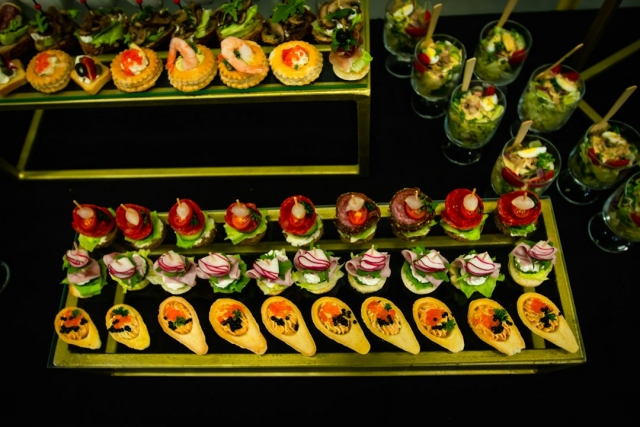  Catering food 