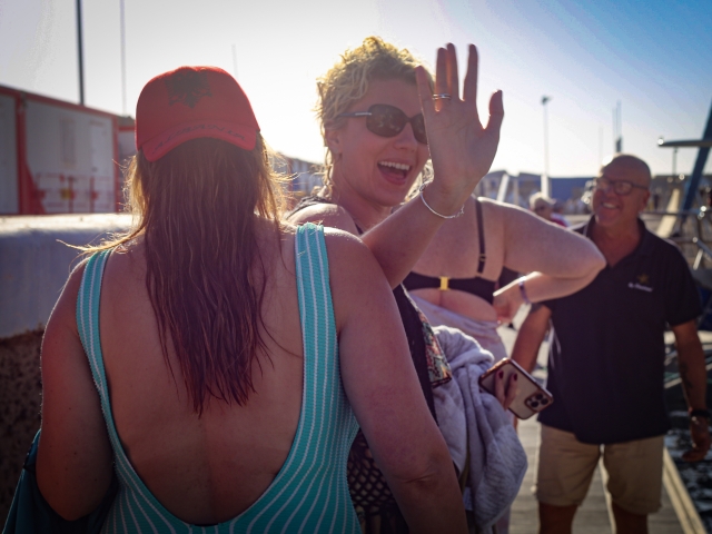 Amigas disfrutando de su paseo en barco