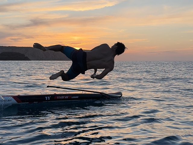  Jumping to the water 