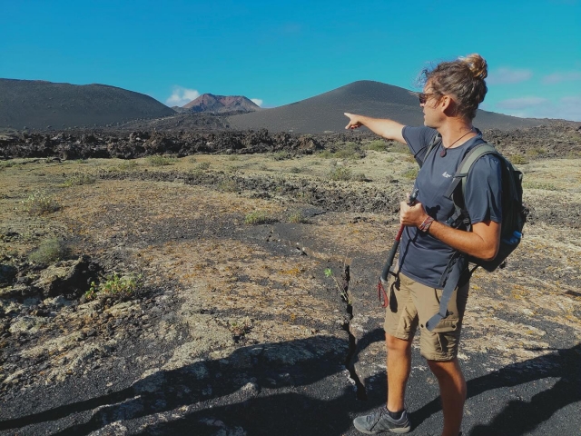  指出该地区的一座火山