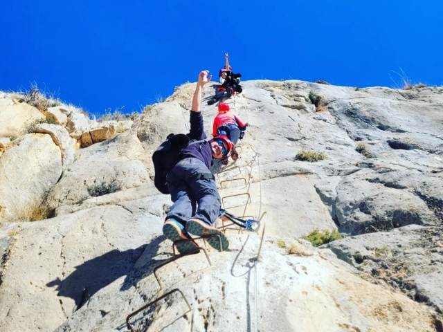  Aufstieg durch die Felswände des Klettersteigs 