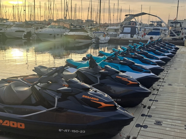  Unsere Jetskis im Hafen 
