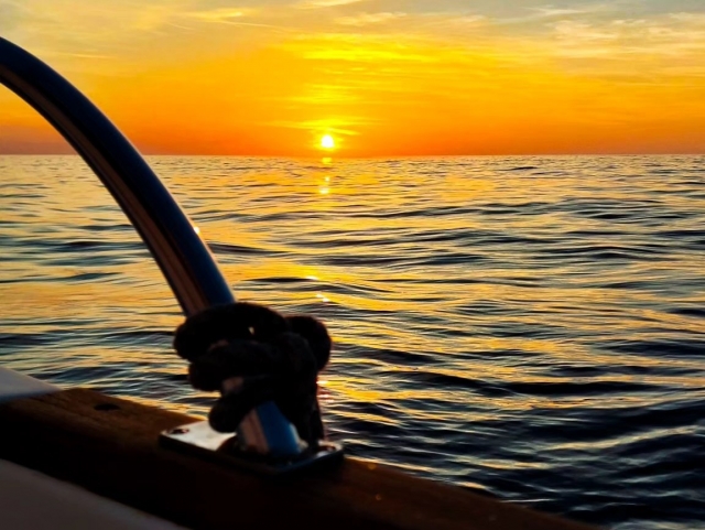 Navegando por Hondarribia durante el atardecer