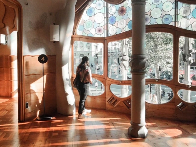 Admiring through the windows of Casa Batlló 