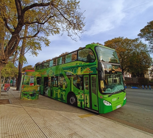 Bus turístico por las calles de Sevilla