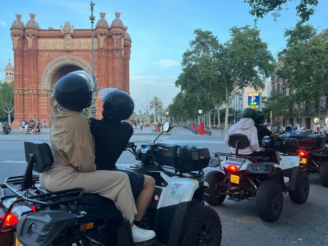  En quad autour de l'Arc de Triomphe 