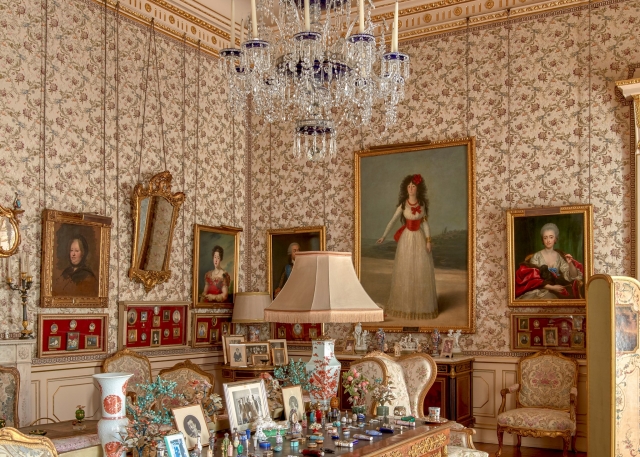 La duquesa Cayetana con vestido blanco